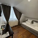 купецький двір Hotel *