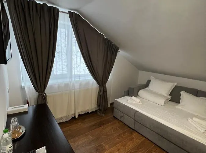 купецький двір Hotel *